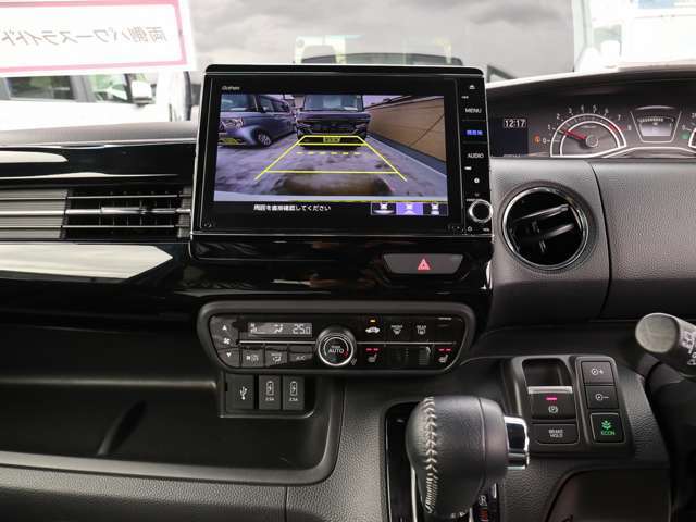 ★バックカメラ映像★バックドア中央に設置したカメラが車両後方映像をとらえ、ナビ画面に映し出します☆バック時や、駐車時にとても便利です☆