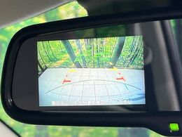 【バックカメラ】駐車時に後方がリアルタイム映像で確認できます。大型商業施設や立体駐車場での駐車時や、夜間のバック時に大活躍！運転スキルに関わらず、今や必須となった装備のひとつです！
