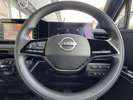 ステアリングスイッチ付き♪ナビの音量調整などもハンドルのスイッチででき、便利です★