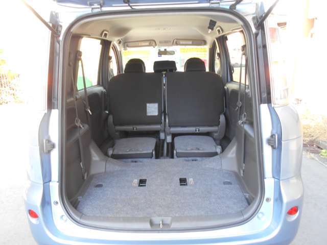 リアシート倒せばご覧の通りです！これなら荷物積めます！
