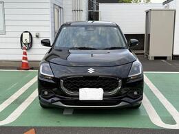 マイルドハイブリッド搭載で低燃費なうえ、スムーズ操作性能と高い走行性能を実現したスイフト。アルミとフルスポイラーで見た目もスポーティーです。