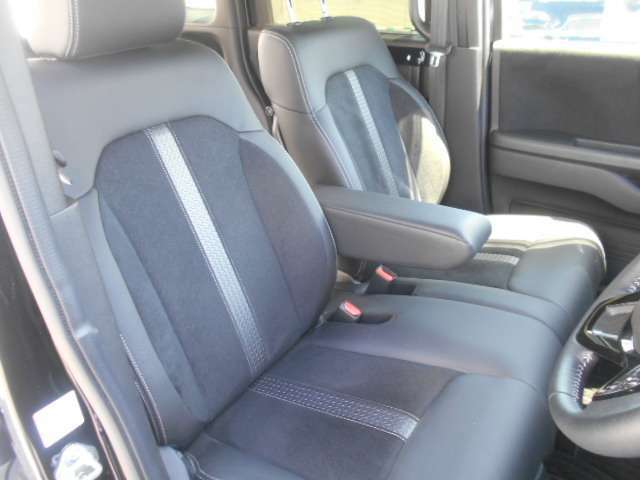 ブラックのコンビシートにはシートヒーターも両席に付きます。