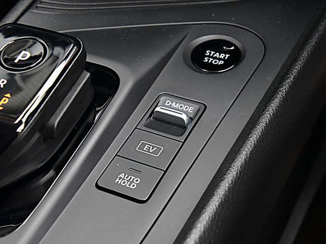 シフトレバーの横にはバッテリー電力だけで静かに走行出来る「マナーモード」など、ドライブモードの切替スイッチが有ります。