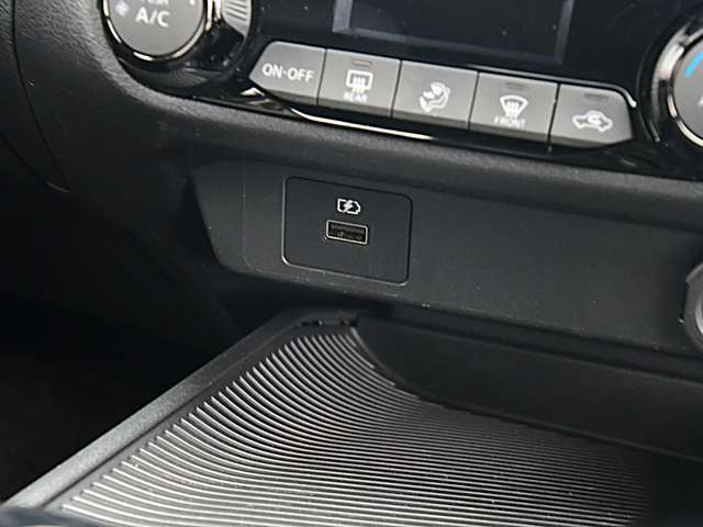 スマホの充電等に便利なUSBのソケットが付いています。