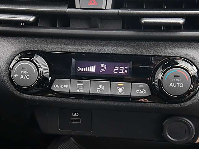 温度調節の楽なオートエアコンを装備しています。
