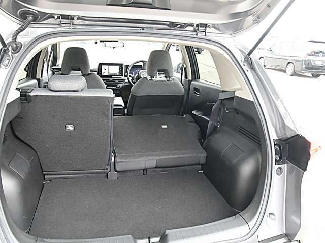 ラゲッジスペースです。リヤシートは可倒式で大きな荷物の搭載にも使えます。