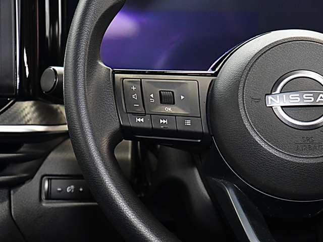 ナビゲーションのメニュー、音量など、ステアリングから手を離さずに操作できます。