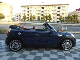 コンフォートアクセスやオートライト、クロームライン内外装やアームレスト、バックカメラやHiFiサウンドシステム、ステコンやドラレコ、レーダーやドライビングモードなどのOP装備盛沢山のこだわり仕様です！