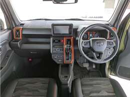 クロスオーバー感を意識した立体的で力強いデザイン。オレンジのパネルがアクセントとなっておしゃれに。