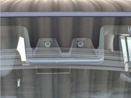 前方の車両等障害物を認識し、追突の危険性が高まったら音や警告灯などで警告し、さらに危険性が高まると自動的にブレーキが作動して衝突回避と被害軽減をアシスト。