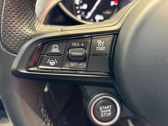 アダプティブクルーズ、レーンキーピングなどの予防安全性能を司るコントロールスイッチ類をステアリング左側に内蔵。運転中も直感的な操作をお愉しみいただけます。