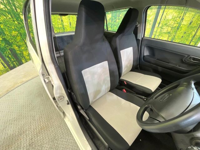 運転席シート廻りは使用感も少なく、良好な状態となっています。丁寧に使われていたことがよくわかりますね。