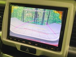 【バックカメラ】駐車時に後方がリアルタイム映像で確認できます。大型商業施設や立体駐車場での駐車時や、夜間のバック時に大活躍！運転スキルに関わらず、今や必須となった装備のひとつです！