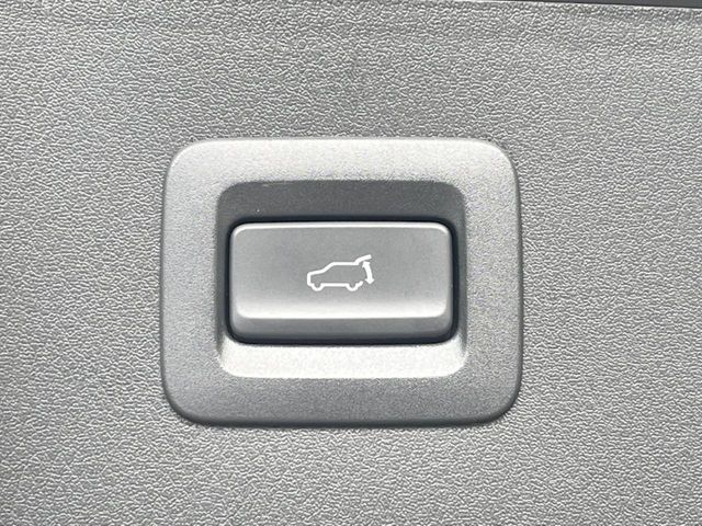 【パワーバックドア】スマートキーや運転席のボタンを押すだけでリアゲートが自動で開閉します！荷物を持っている時や、高い位置にあるバックドアを閉める際に便利な機能です♪