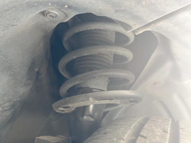 お車を安心してお乗りいただく為には、足回りの定期点検が欠かせません。サービスサポート（有償保証）では無料点検もご提供しており、安心のカーライフをお過ごしいただけるサポート体制が整っています。