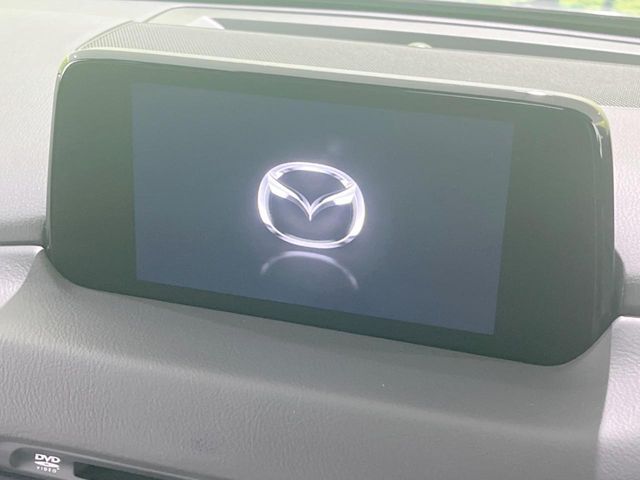 【マツダコネクトナビ】車内の雰囲気にマッチした一体型タイプのナビ。各種車輌設定やBluetooth再生等、様々な機能が楽しめます。直感的なダイヤル操作が可能で、使い勝手も良好です。