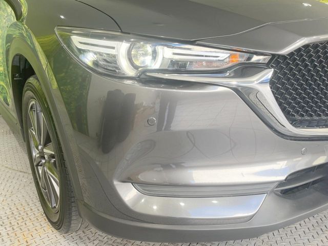 【LEDヘッドライト】悪天候や夜間走行時も良好な視界を確保し安心して運転できる高輝度LEDヘッドライトを装備！点灯速度が早く、消費電力も抑えられています。