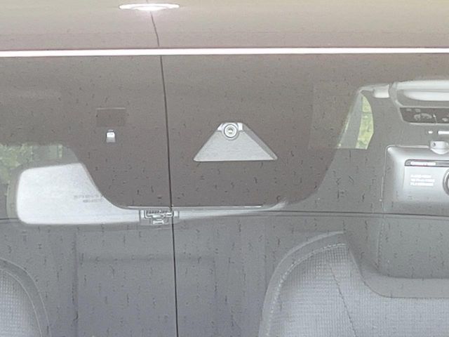 【スマートブレーキサポート】走行中に前方の車両等を認識し、衝突しそうな時は警報とブレーキで衝突回避と被害軽減をアシスト。より安全にドライブをお楽しみいただけます。