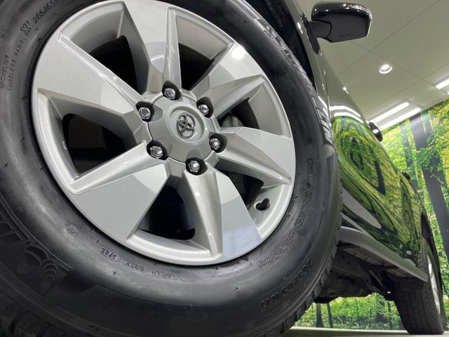 【純正17インチアルミホイール】外観にマッチした純正アルミホイールを装着しております。各種社外アルミホイールや、スタッドレスタイヤも取扱いしております。是非ご相談ください♪