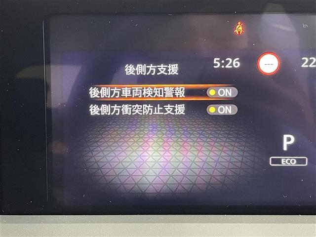 【BSW（後側方車両検知警報）/ブラインドスポットワーニング】隣接レーンのクルマを検知した場合、ドアミラー周辺に設けられたインジケーターを点灯したり音が鳴ったりしてお知らせします。