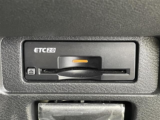 【純正ビルトインETC2.0（DSRC/ITSスポット）】ETCカードを挿入すれば料金所はノンストップで通過できます。ETC限定の割引や、高速道路の情報提供サービスを利用できます。