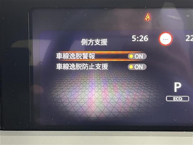 【車線逸脱警報（LDW）】クルマが車線から逸脱しそうになると、はみ出さないように警報音と表示によってドライバーに注意を促します。機能には限界があるためご注意ください。