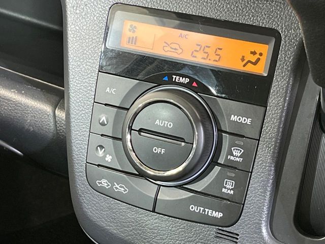 【オートエアコン】一度お好みの温度に設定すれば、車内の温度を検知し風量や温度を自動で調整。暑い…寒い…と何度もスイッチ操作をする必要はありません。快適な車内空間には必須の機能ですね♪