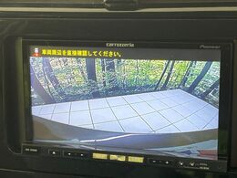 【バックカメラ】駐車時に後方がリアルタイム映像で確認できます。大型商業施設や立体駐車場での駐車時や、夜間のバック時に大活躍！運転スキルに関わらず、今や必須となった装備のひとつです！