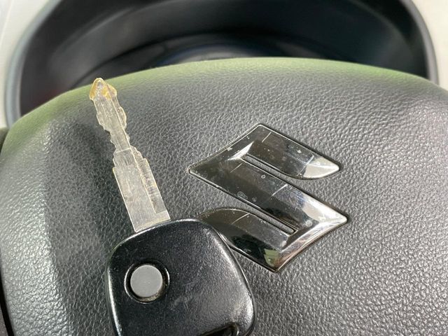 【キーレス】少し離れた場所からでもボタン一つでドアの開錠・施錠ができるのでとっても便利！ドアの鍵穴周りに傷をつけることもありません♪