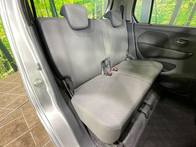 後部座席も気になるようなキズ・汚れやへたり等、大きなダメージはなく、良好な状態です。