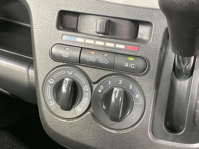 寒い冬も暑い夏も全席に快適な空調を届けてくれる、ダイヤル式エアコンを装備♪