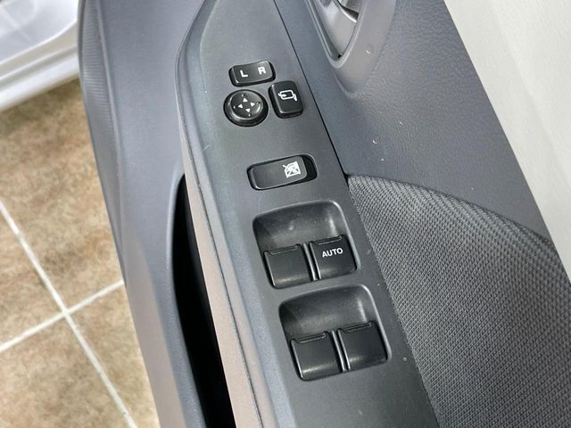 【電動格納ミラー】サイドミラーは電動格納式となっており、狭い駐車場でもキズがつくリスクを抑えられます。