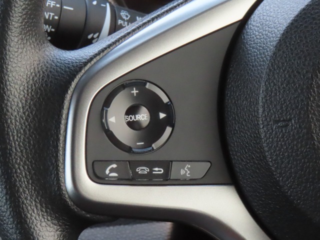 【オーディオの切り替えスイッチ】運転中もナビを触ることなく、ソース選択やボリュームの調節などができるので安全です。