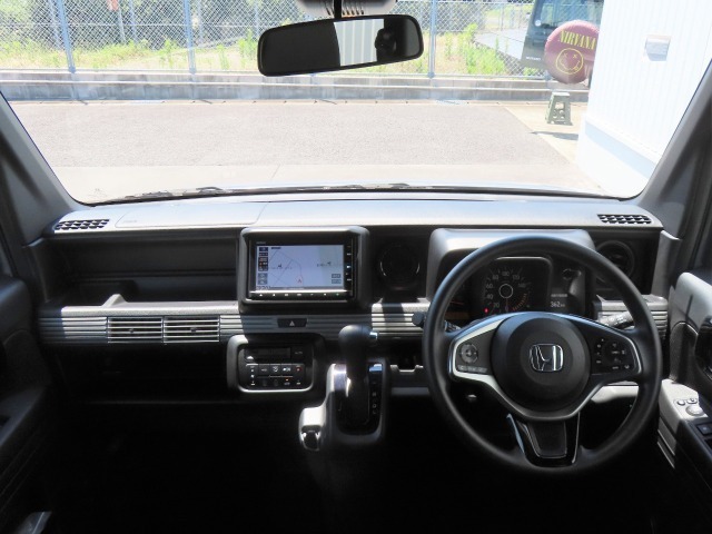 【インパネ周り】広々とした視界性の良い運転席です。ゆったりとした快適な乗り心地で運転できます。慣れ親しんだ道具のように使いやすく、傷や汚れに強い内装の仕上げなど、細部までこだわってデザインしています。