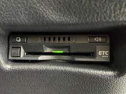 【ETC】有料道路を利用する際に料金所で停止することなく通過できる、ETC車載器（ノンストップ自動料金収受システム機器）が装備されています。セットアップを行うことで利用可能になります。