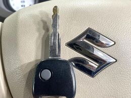 【キーレス】少し離れた場所からでもボタン一つでドアの開錠・施錠ができるのでとっても便利！ドアの鍵穴周りに傷をつけることもありません♪