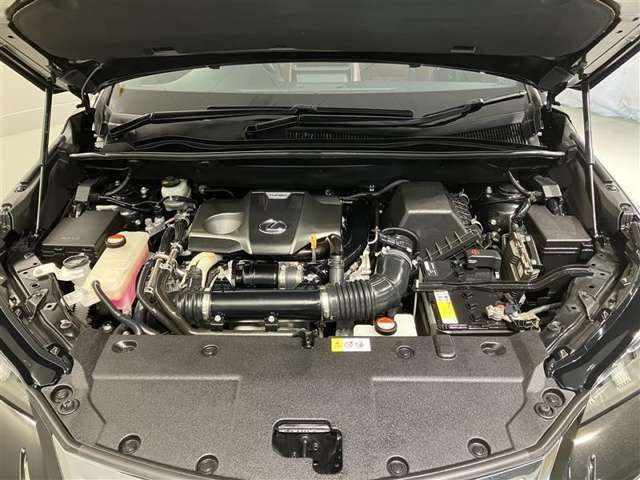 エンジンルーム普段は見えないエンジンルームですが、お手入れが大切な場所ですね。トヨタカローラ名古屋のU-Carはエンジンルームも仕上げております