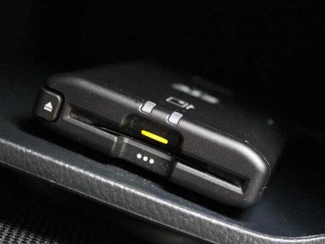 【ETC】有料道路を利用する際に料金所で停止することなく通過できる、ETC車載器（ノンストップ自動料金収受システム機器）が装備されています。セットアップを行うことで利用可能になります。