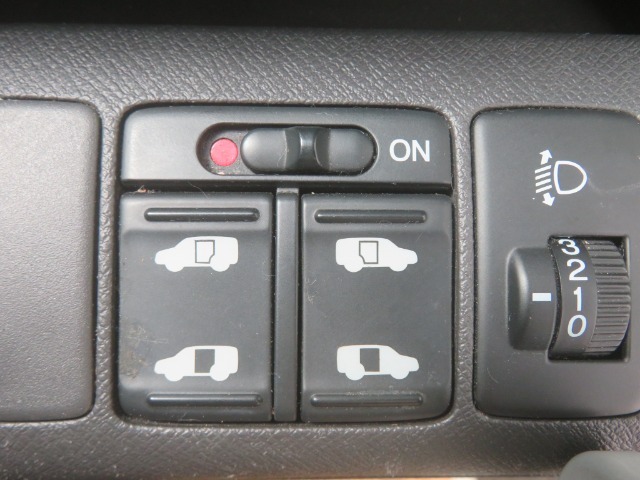 両側電動スライドドアは運転席のコントロールスイッチで操作が可能です。