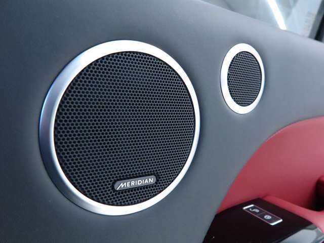 英国の老舗オーディオブランド「MERIDIAN」のサラウンドサウンドシステムを搭載。高音から低音までクオリティの高い再現力で車内をコンサートホールにいるかのような臨場感へ。