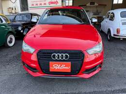 7速Sトロニックにターボとスパーチャジャーを組み合わせて185馬力、フロントグリルが専用マットブラックシングルフレームグリルです。