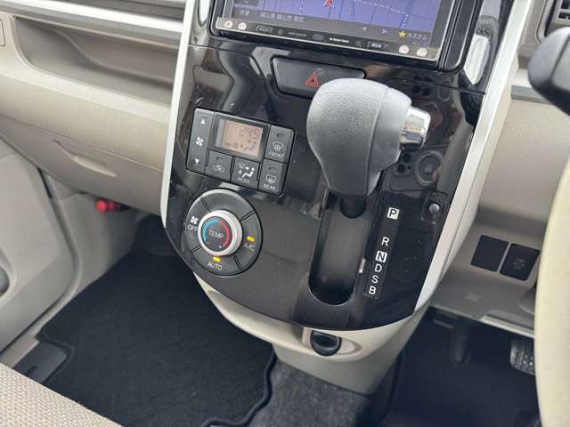 操作しやすいインパネシフト。便利なオートエアコンもよく効いています。