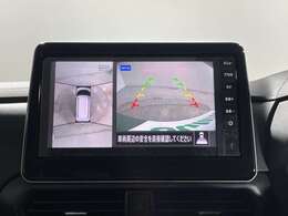 【マルチアラウンドモニター】まるでクルマを真上から見下ろしたかのような視点で駐車をサポートします！クルマの斜め後ろや真横など、前後左右の4つのカメラの映像が合成されて、モニターに映し出されます。