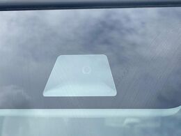 【ホンダセンシング】走行中に前方の車両等を認識し、衝突しそうな時は警報とブレーキで衝突回避と被害軽減をアシスト。より安全にドライブをお楽しみいただけます。