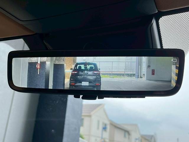 【デジタルインナーミラー】を搭載しております。車両後方のカメラ映像をミラー面に映し出すので、車内の状況や、天候などに影響されずいつでもクリアな後方視界が得られます。