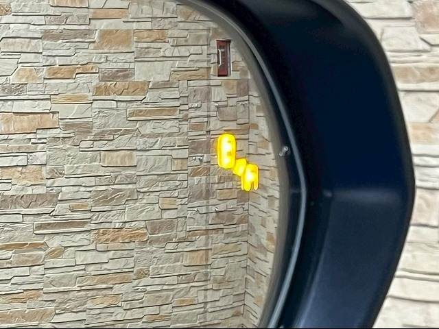 【ブラインドスポットモニター（BSM）】車線変更時に車両後方から来る車両を検知し安全をサポートする装置です。