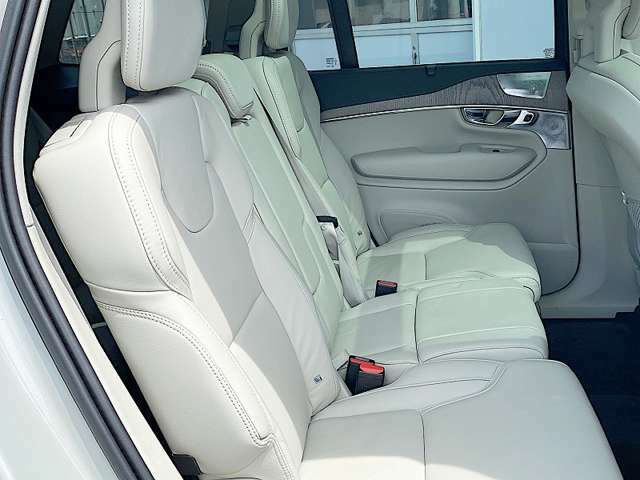 ◆後部座席は、運転席と同様にエグゼクティブな雰囲気。語らいを愉しみながら和やかなドライビングはいかがでしょうか