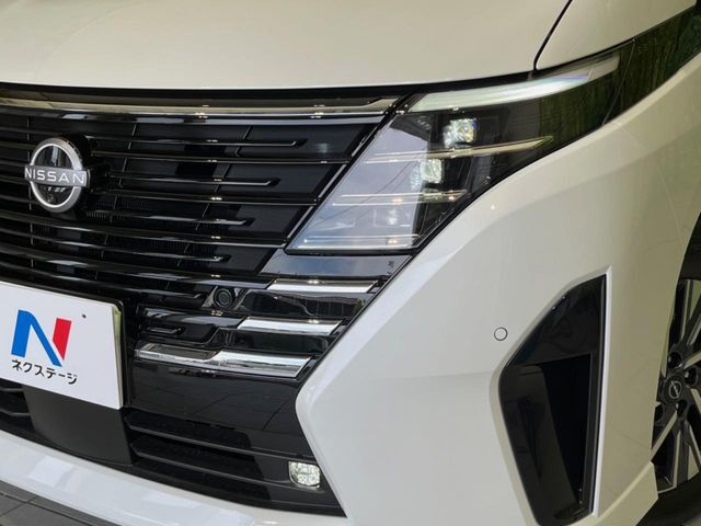 【LEDヘッドライト】悪天候や夜間走行時も良好な視界を確保し安心して運転できる高輝度LEDヘッドライトを装備！点灯速度が早く、消費電力も抑えられています。