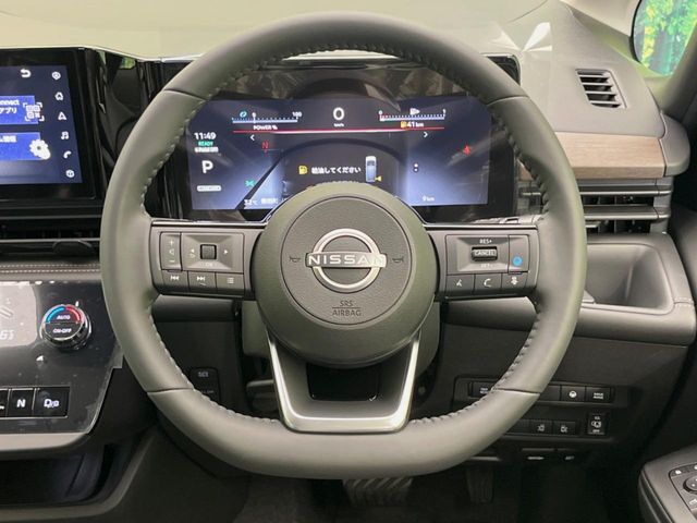 インテリアに合わせたデザインのステアリングは、運転される方のことも考え、運転しやすい形状、大きさです。是非一度、実際に触ってお確かめください。