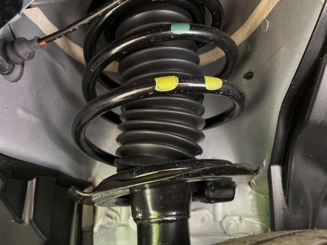 お車を安心してお乗りいただく為には、足回りの定期点検が欠かせません。サービスサポート（有償保証）では無料点検もご提供しており、安心のカーライフをお過ごしいただけるサポート体制が整っています。